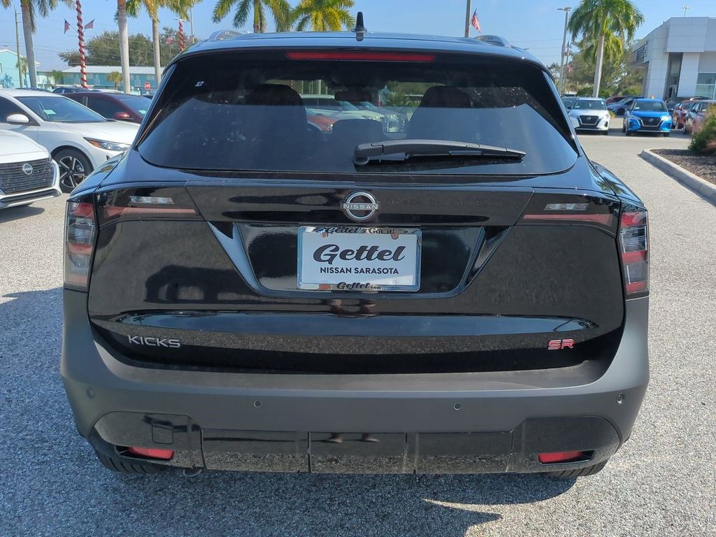 2026 Nissan Kicks SR photo 4