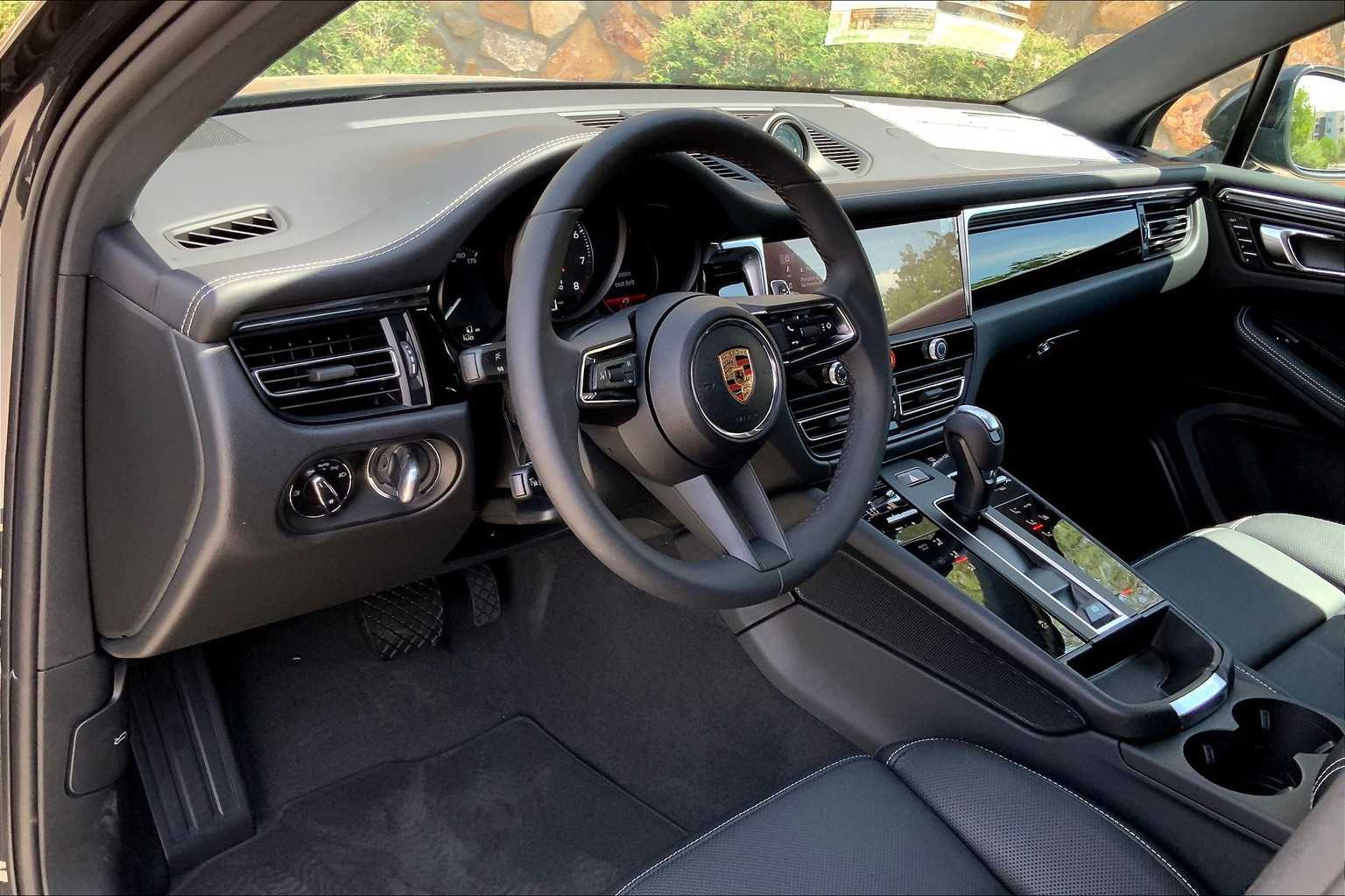 2025 Porsche Macan S photo 4