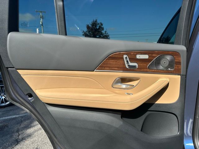 2026 Mercedes Benz GLS 450 4MATIC photo 16