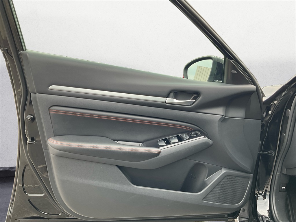 2023 Nissan Altima 2.5 SR photo 9