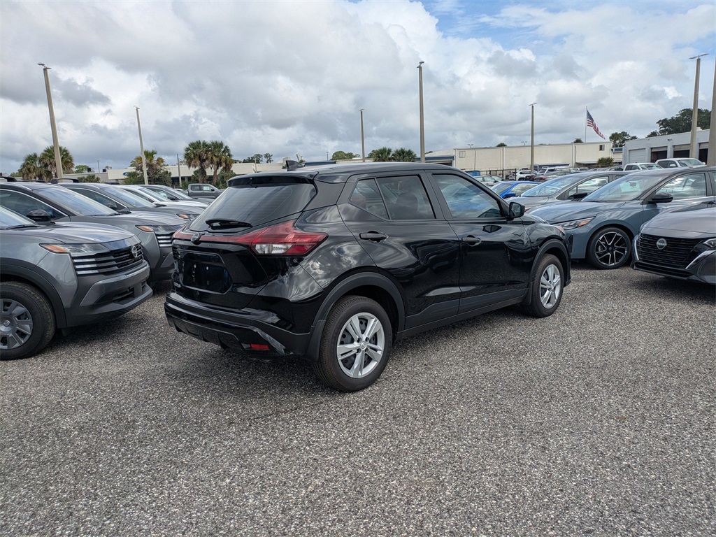 2025 Nissan Kicks Play S photo 2