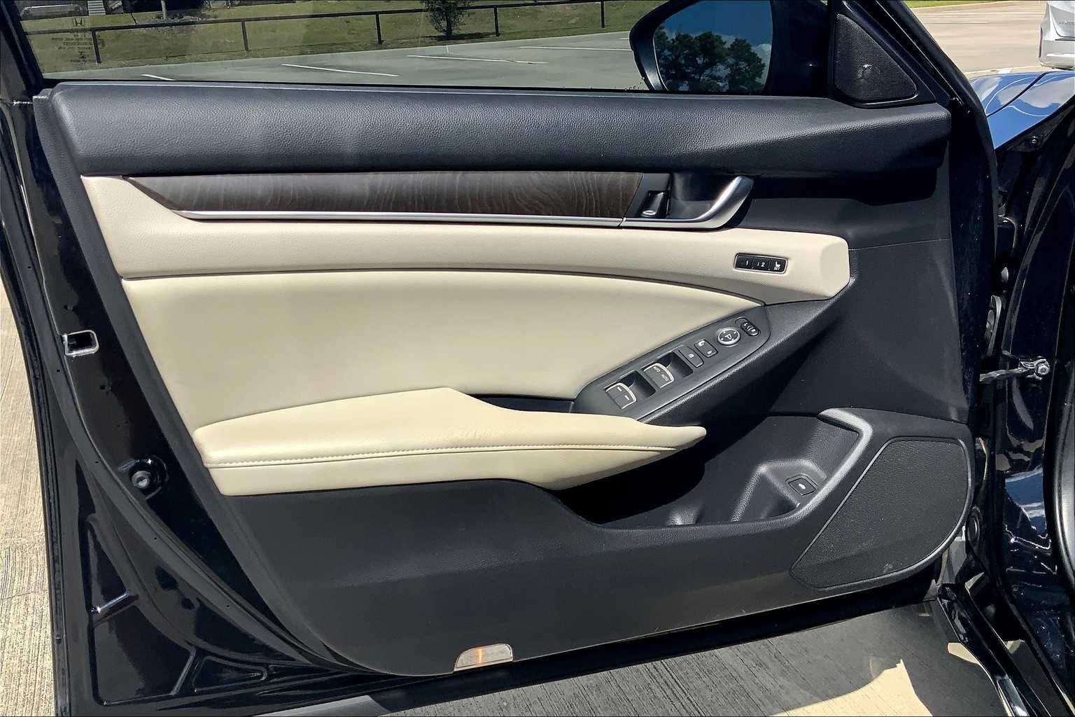 2018 Honda Accord Touring 1.5T photo 19