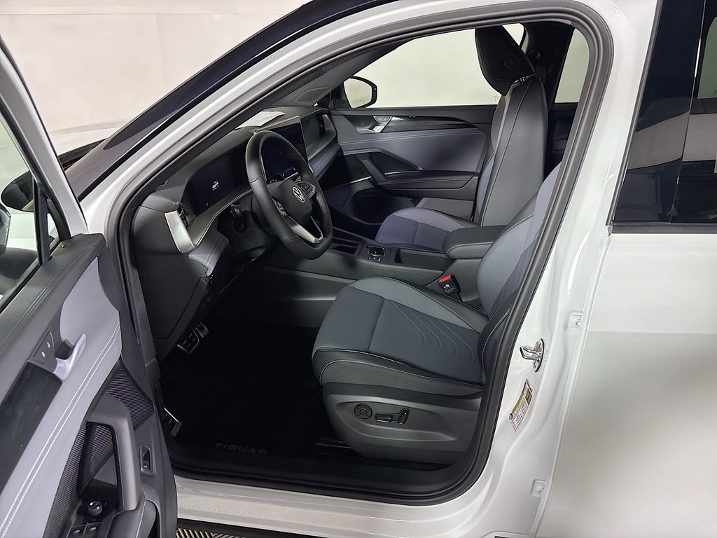 2025 Volkswagen Tiguan SE R-Line Black photo 11