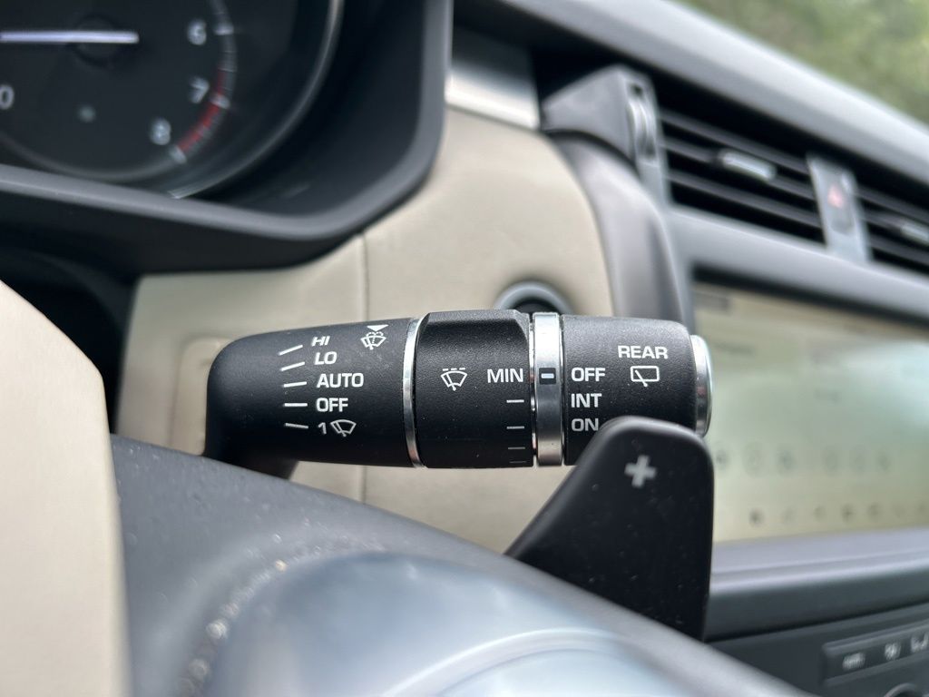 2020 Land Rover Discovery Landmark photo 23