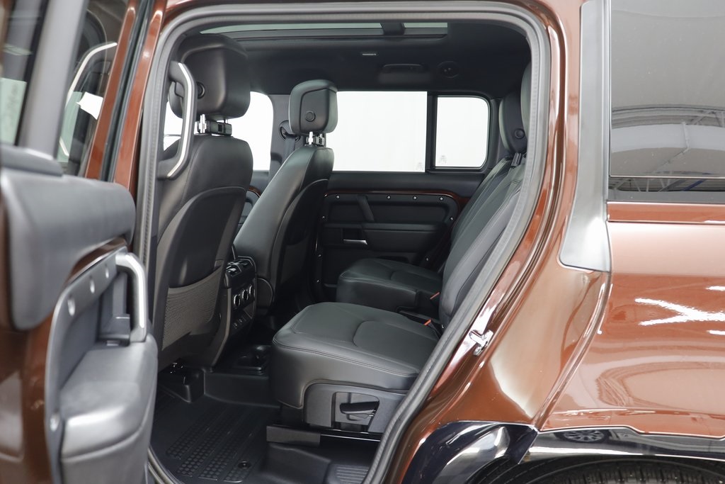 2025 Land Rover Defender 130 X-Dynamic SE photo 15