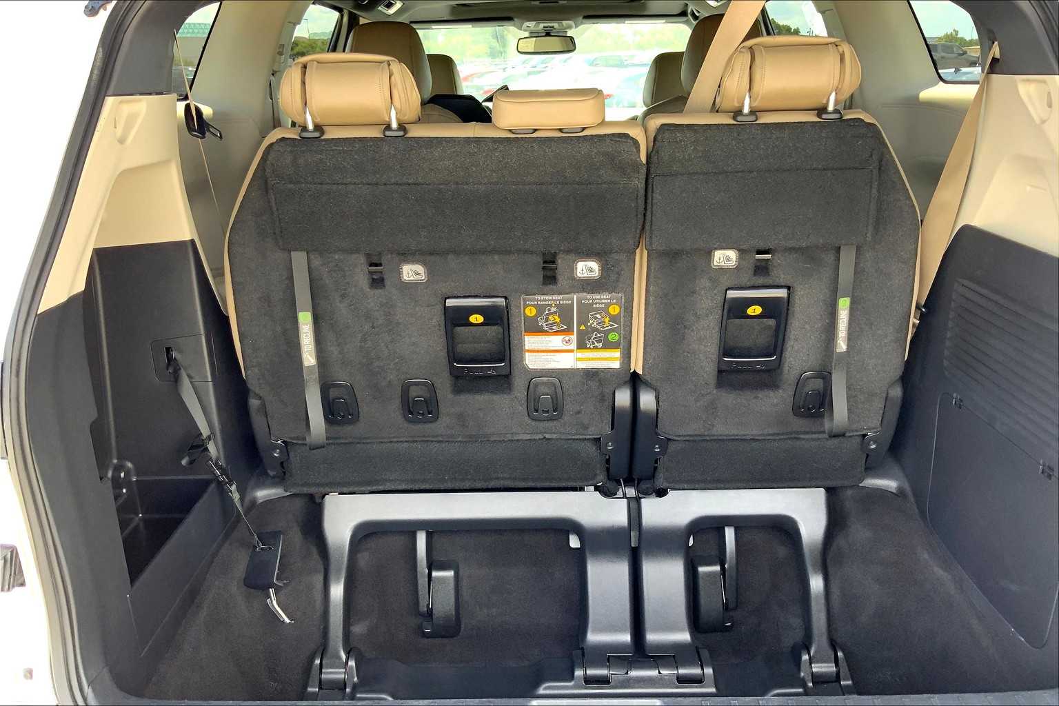 2023 Toyota Sienna XLE photo 32
