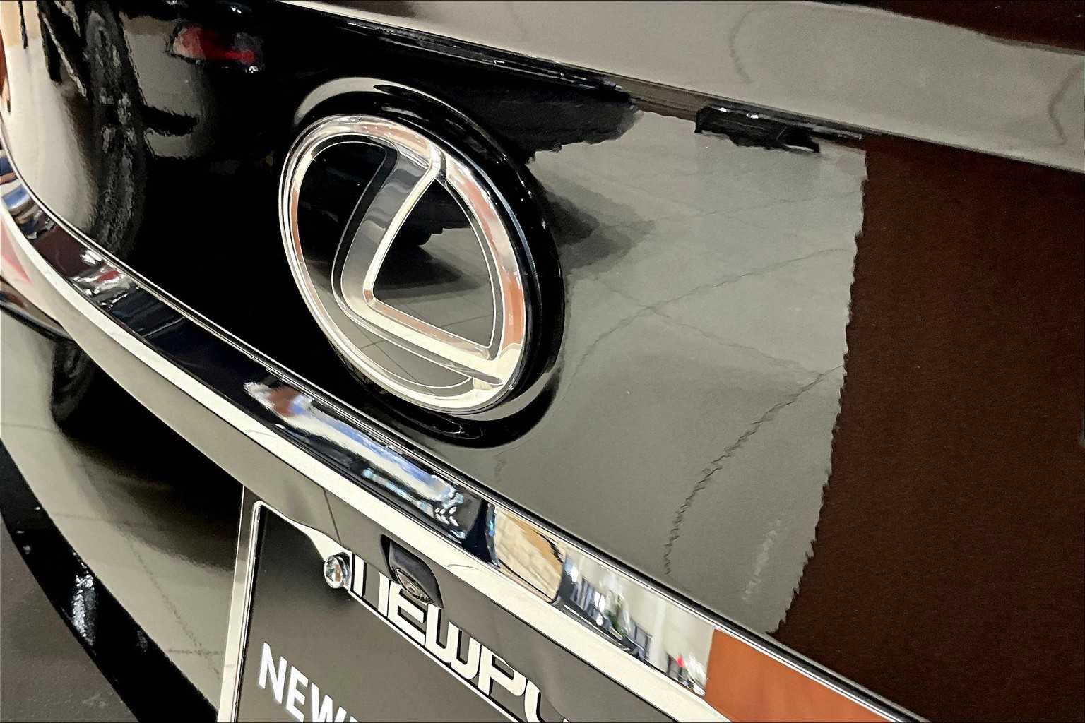 2025 Lexus ES 300h photo 28