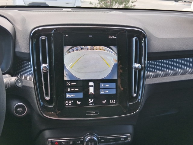2022 Volvo XC40 R-Design photo 11