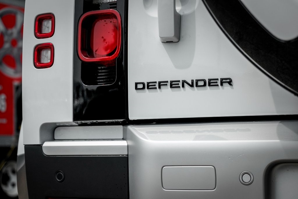 2025 Land Rover Defender 110 S photo 7