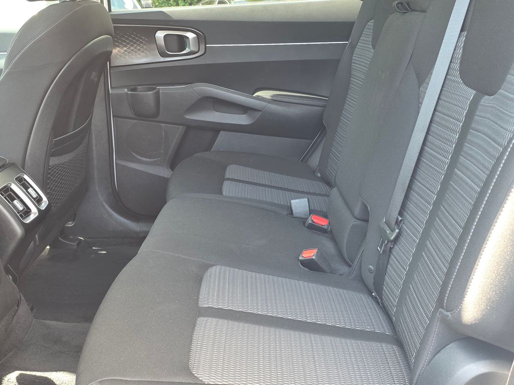 2022 Kia Sorento LX photo 9