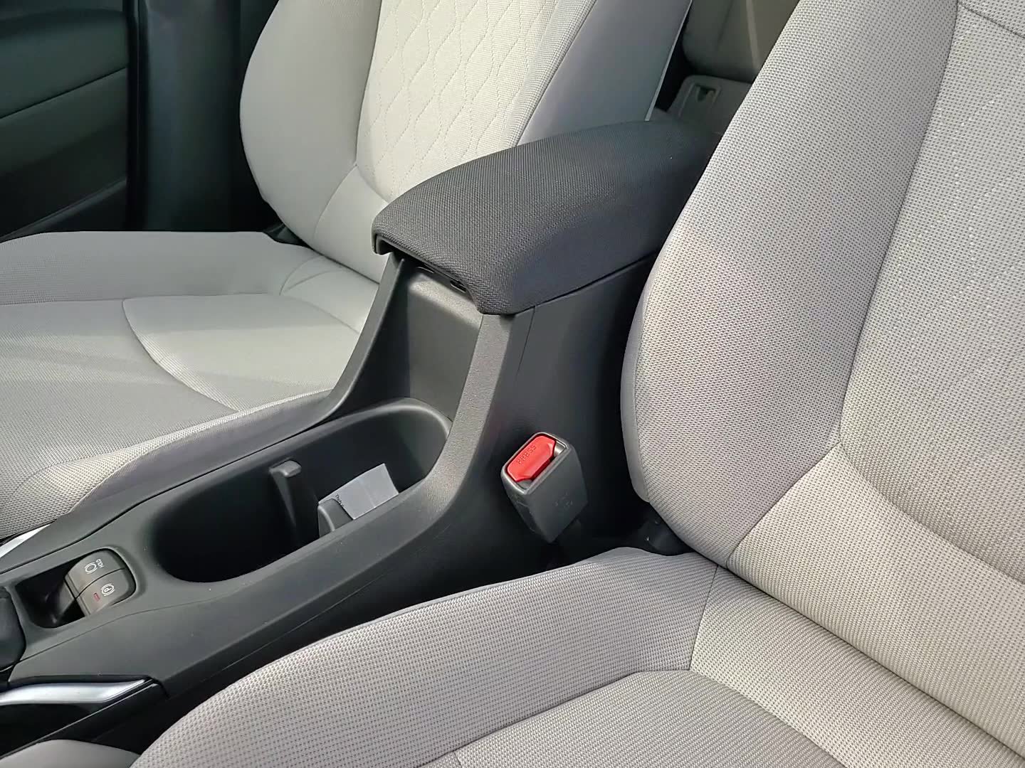 2025 Toyota Corolla Cross LE photo 22