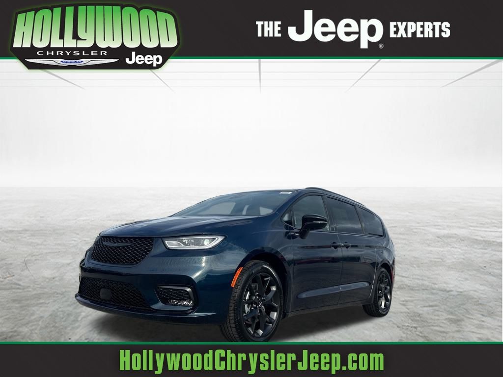 2025 Chrysler Pacifica Limited's photo