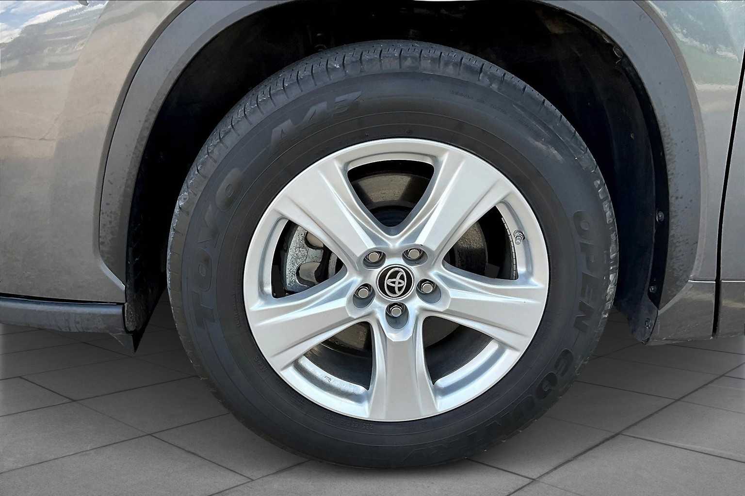 2023 Toyota Highlander L photo 26