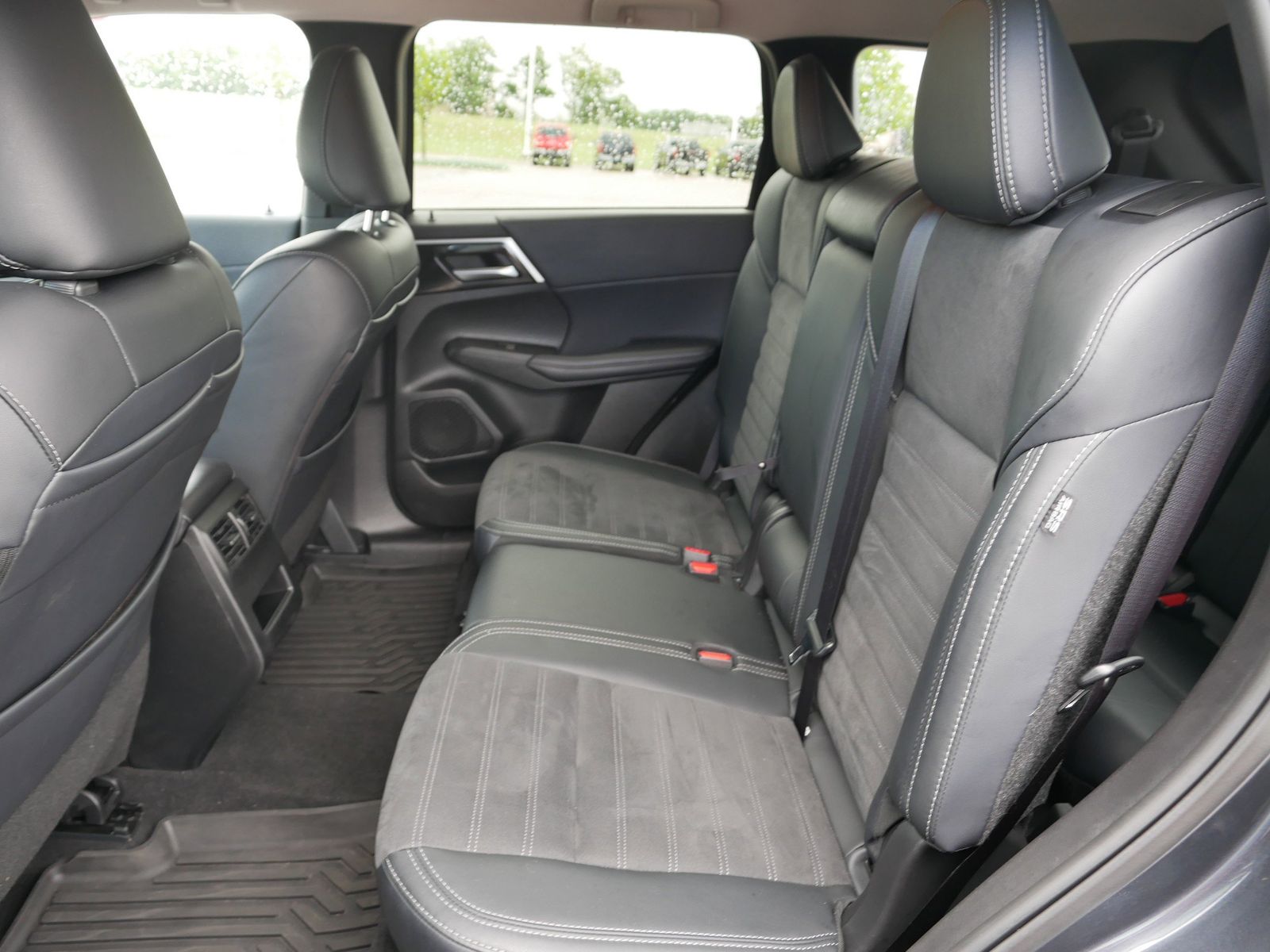 2024 Mitsubishi Outlander SE photo 13