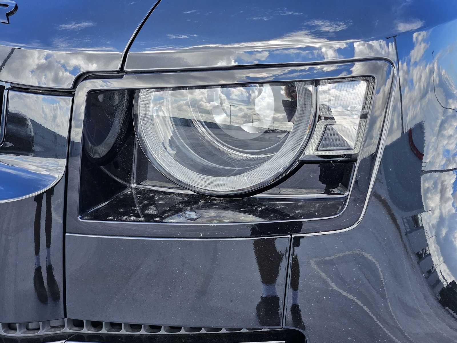 2025 Land Rover Defender 130 X-Dynamic SE photo 8