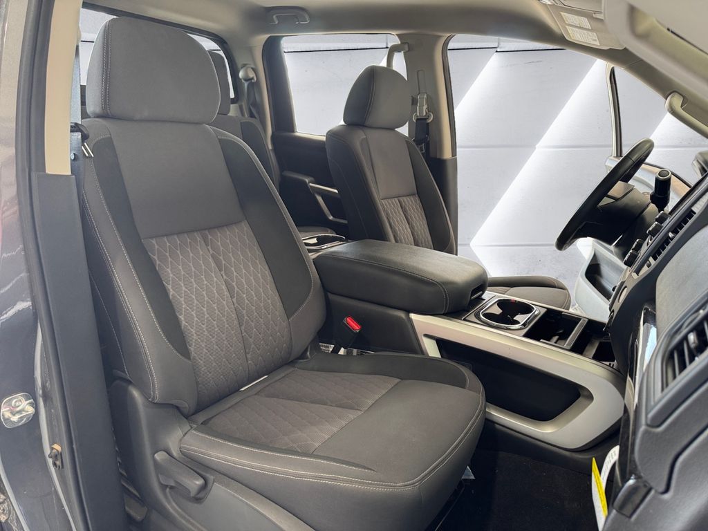 2024 Nissan Titan SV photo 14