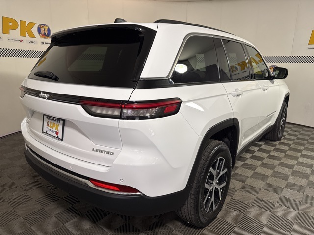 2025 Jeep Grand Cherokee Limited photo 3