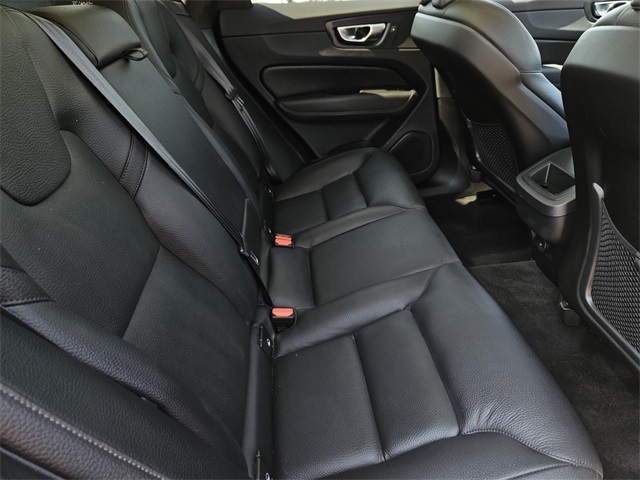 2022 Volvo XC60 B5 Momentum photo 32