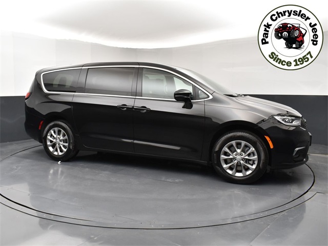 2026 Chrysler Pacifica Select's photo