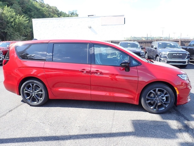 2026 Chrysler Pacifica photo 6