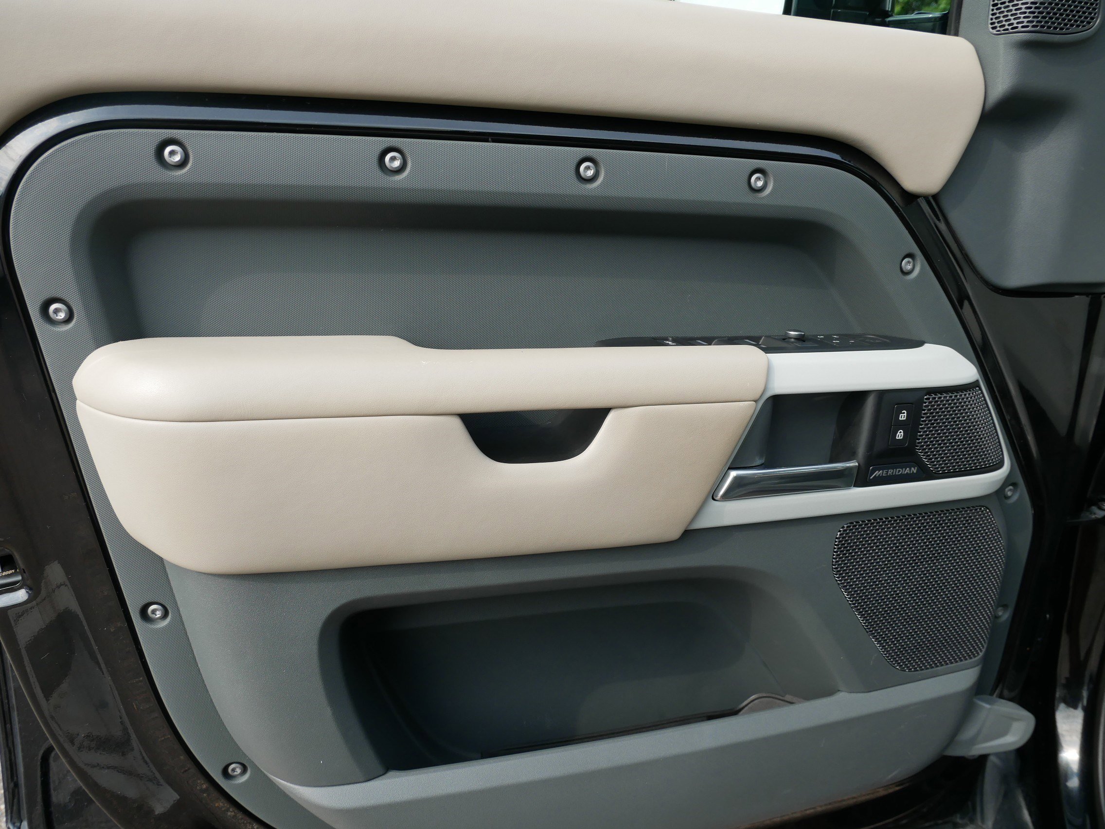 2020 Land Rover Defender HSE photo 12