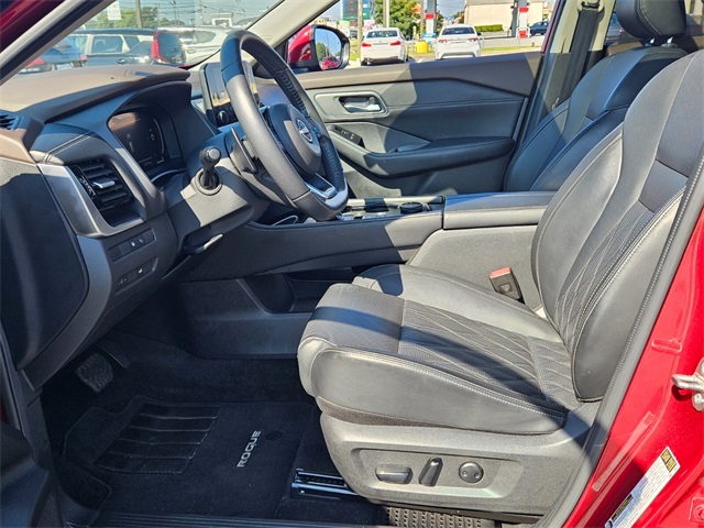 2023 Nissan Rogue Platinum photo 2