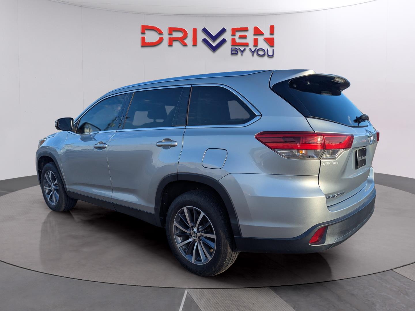 Used 2019 Toyota Highlander XLE with VIN 5TDKZRFH5KS557115 for sale in Columbia, MS