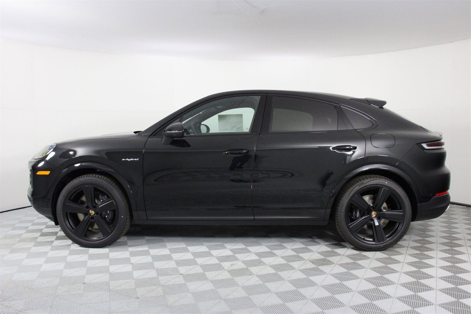2025 Porsche Cayenne E-Hybrid photo 2