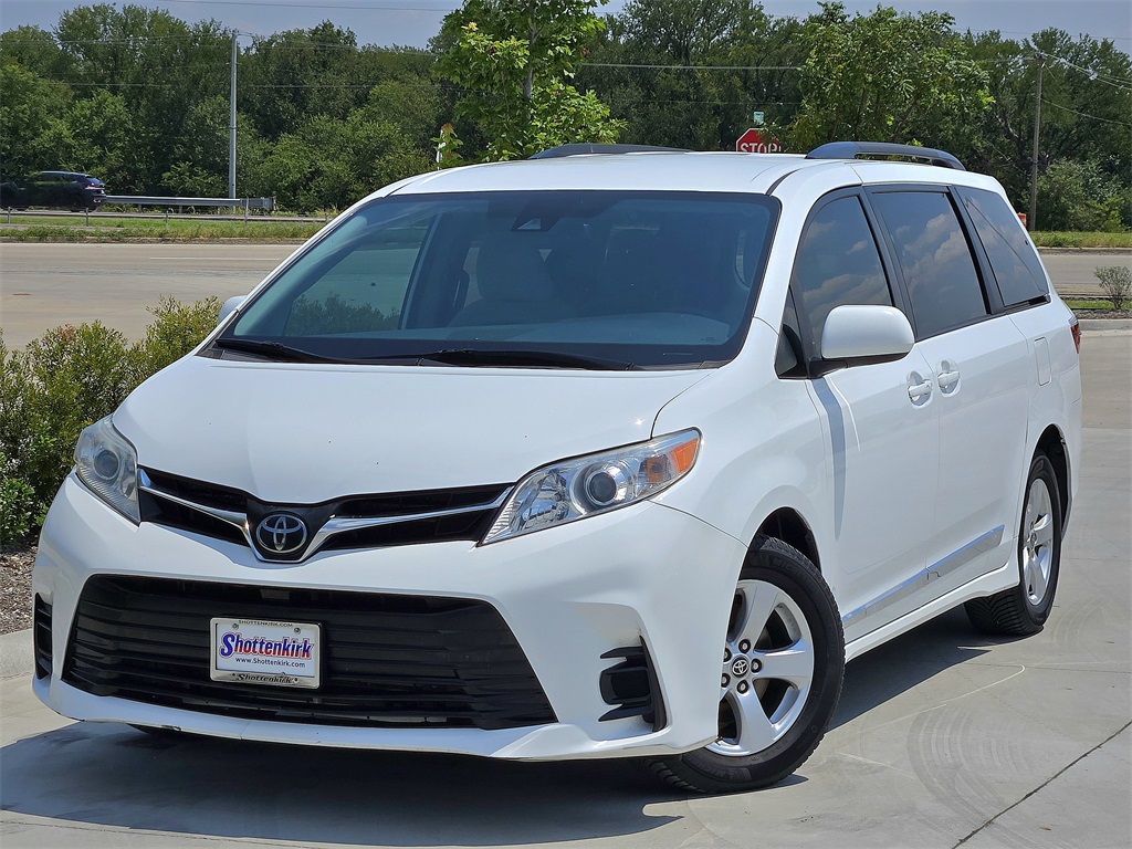 2020 Toyota Sienna LE photo 2