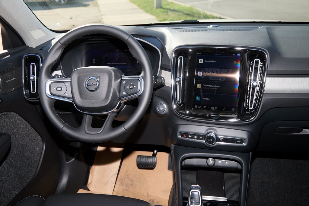 2025 VOLVO XC40 - Image 22