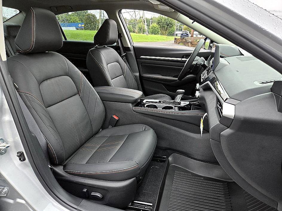 2025 Nissan Altima SR photo 12