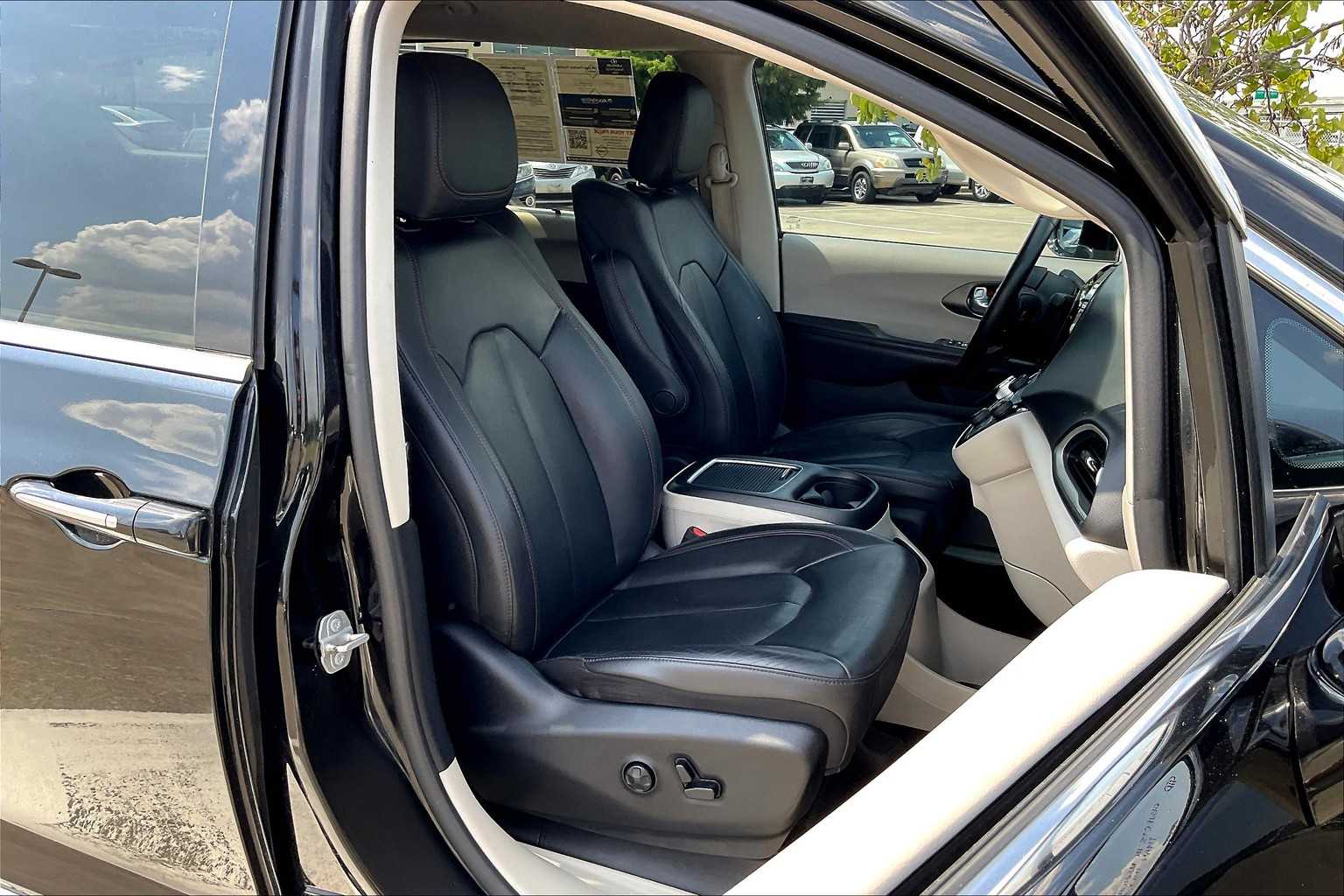 2020 Chrysler Pacifica Touring Plus photo 7