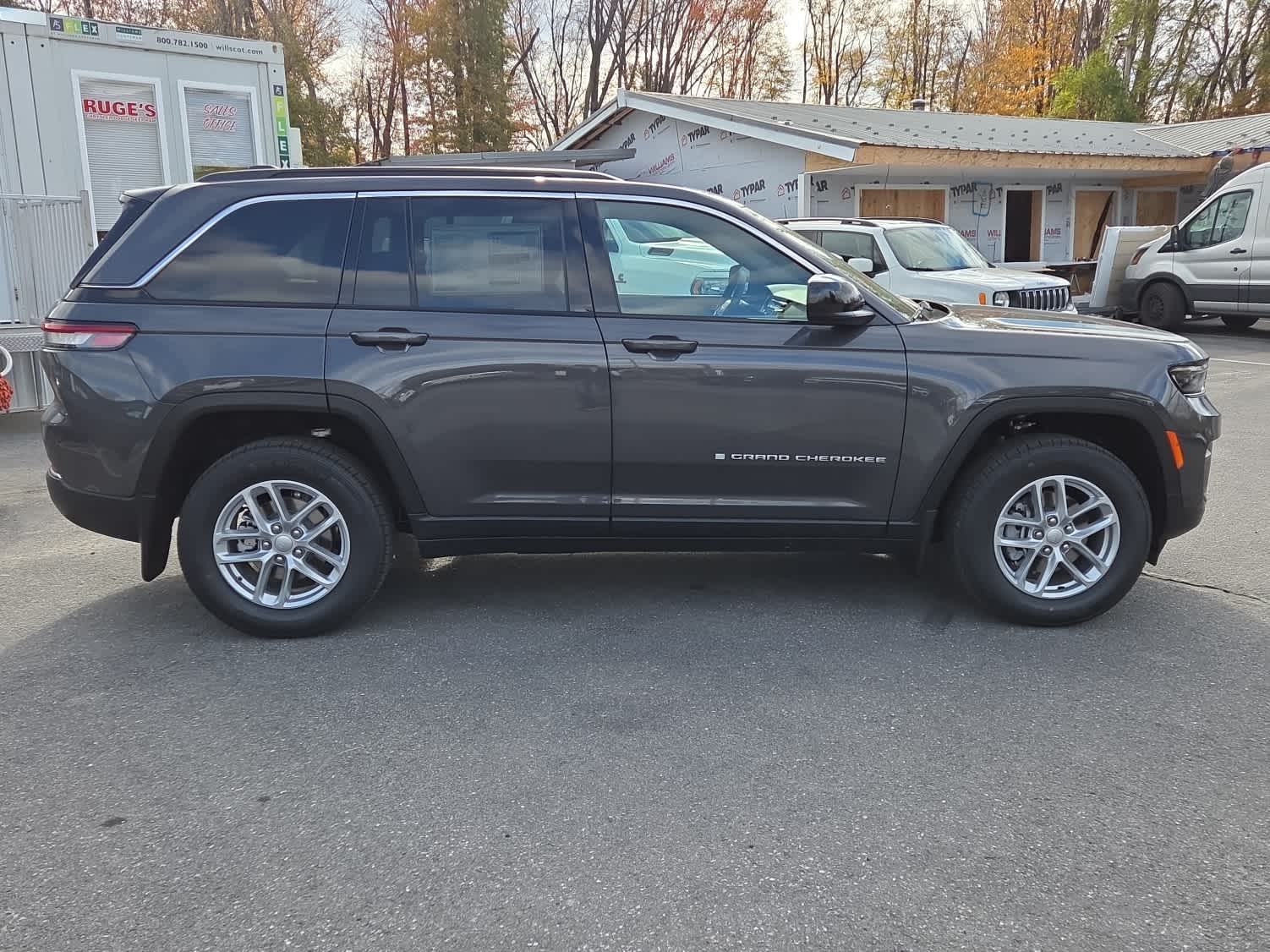 2025 Jeep Grand Cherokee Laredo photo 3