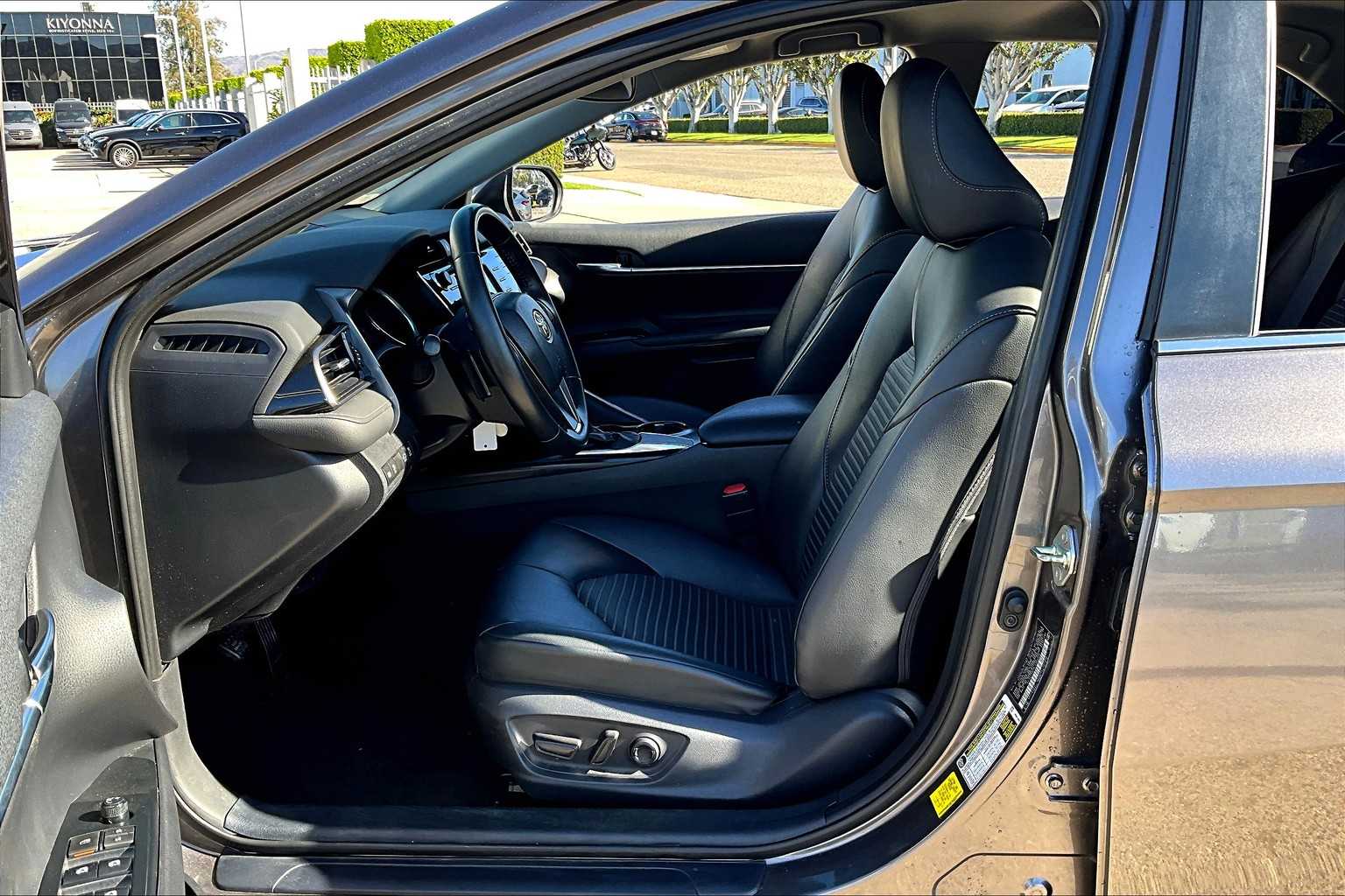 2020 Toyota Camry SE photo 7