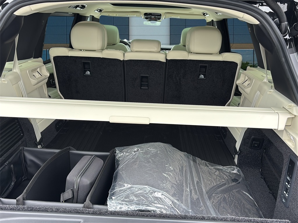 2025 Land Rover Range Rover SE photo 11