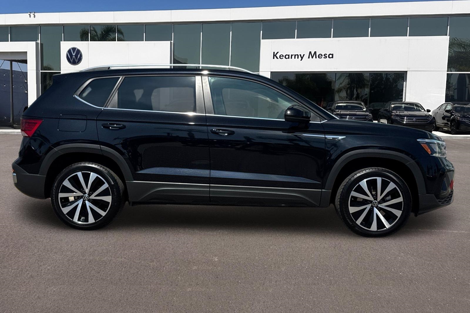 2022 Volkswagen Taos SE photo 3