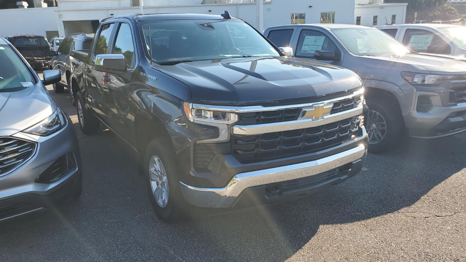 2023 Chevrolet Silverado 1500 LT photo 2