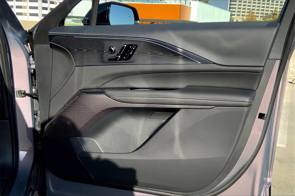 2025 Cadillac Lyriq Luxury photo 28