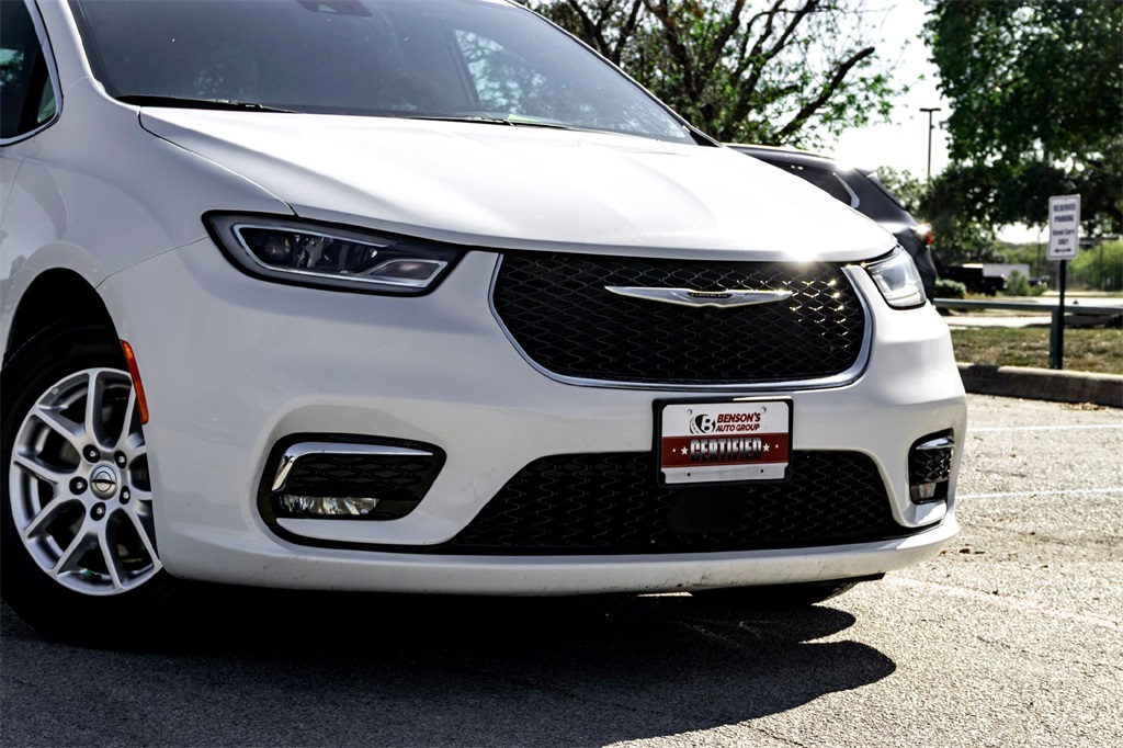 2023 Chrysler Pacifica Touring L photo 3