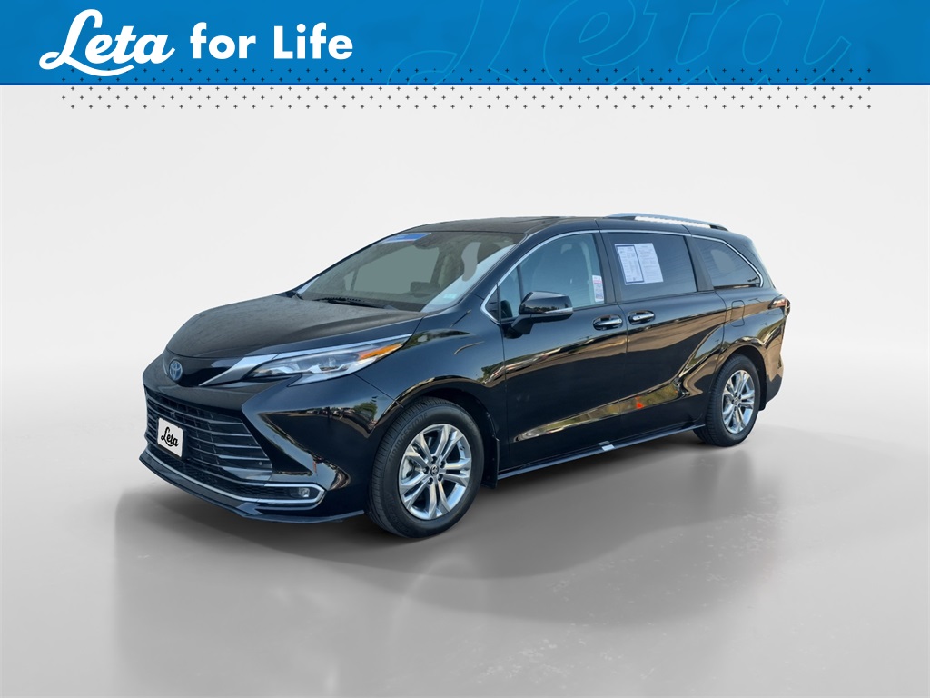 2023 Toyota Sienna Platinum's photo