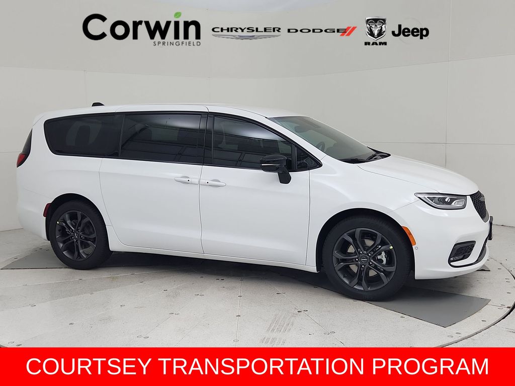 2026 Chrysler Pacifica Select's photo