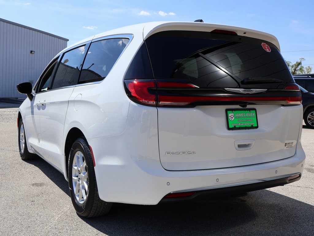 2026 Chrysler Pacifica photo 2