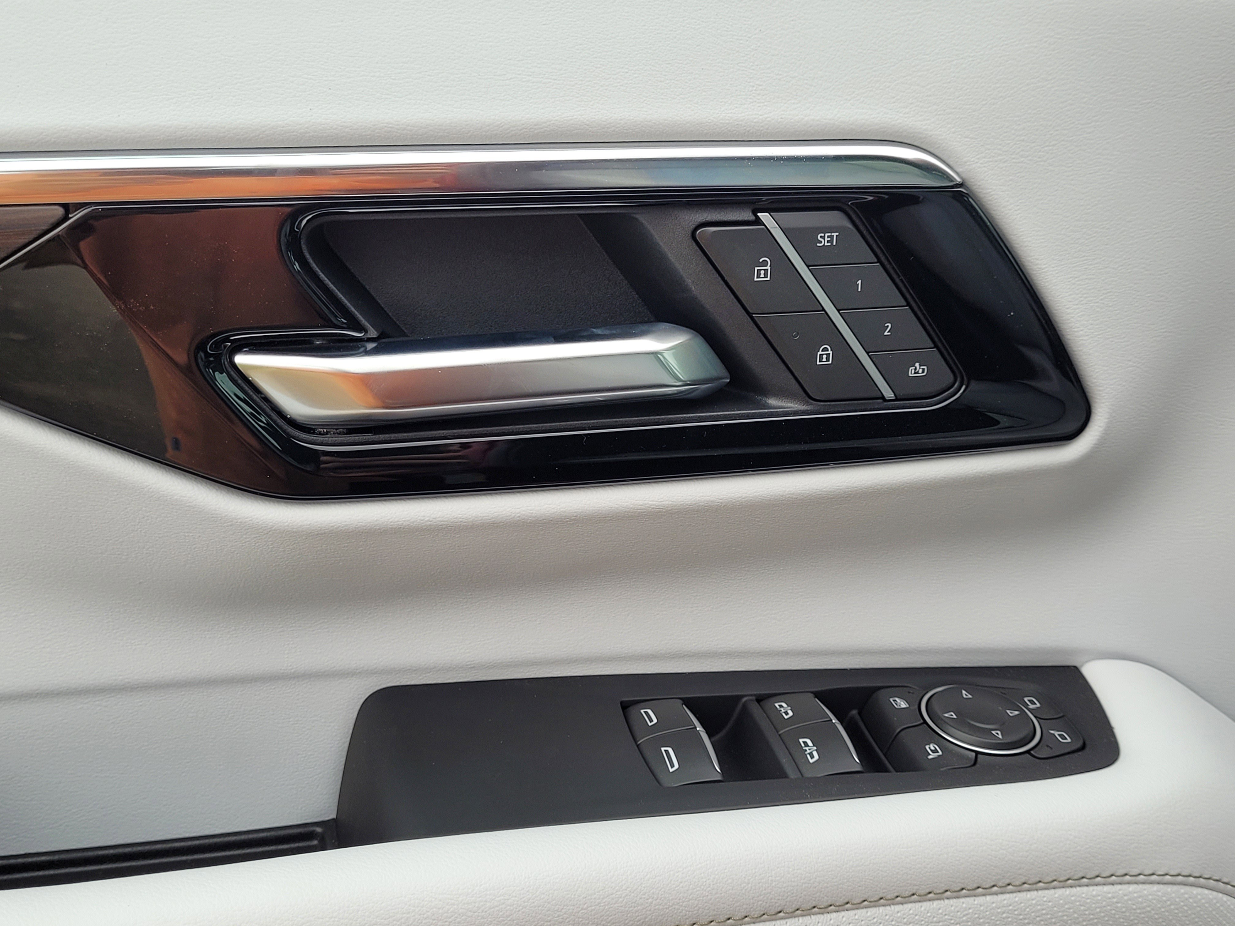 2025 Chevrolet Suburban Premier photo 2