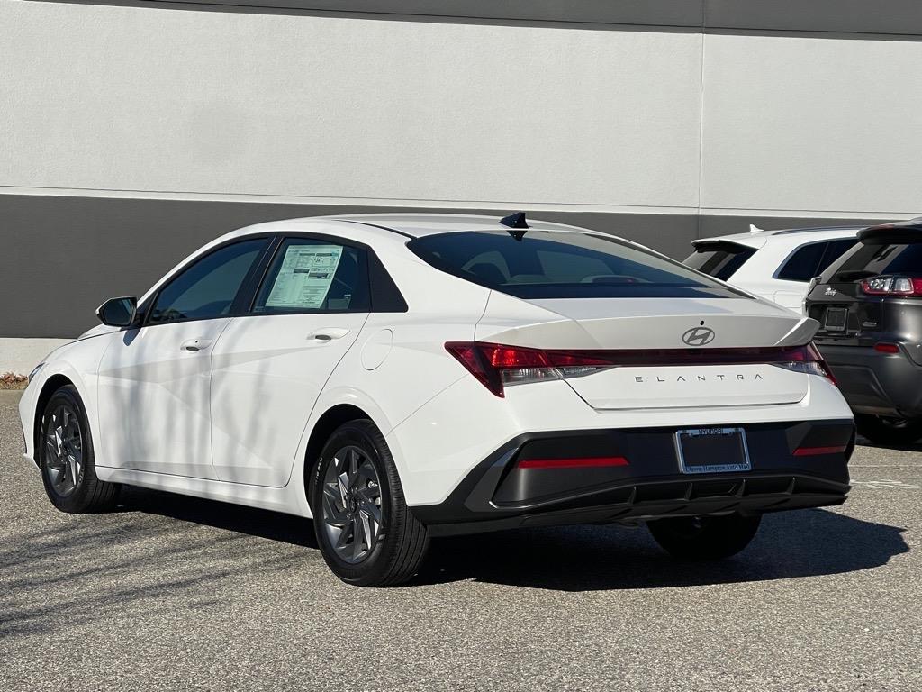 2024 Hyundai Elantra SEL photo 11