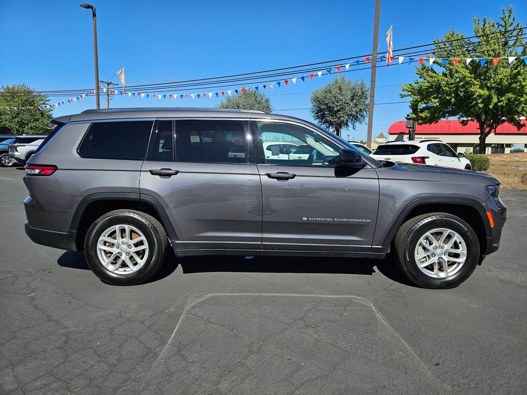2023 Jeep Grand Cherokee Laredo photo 4