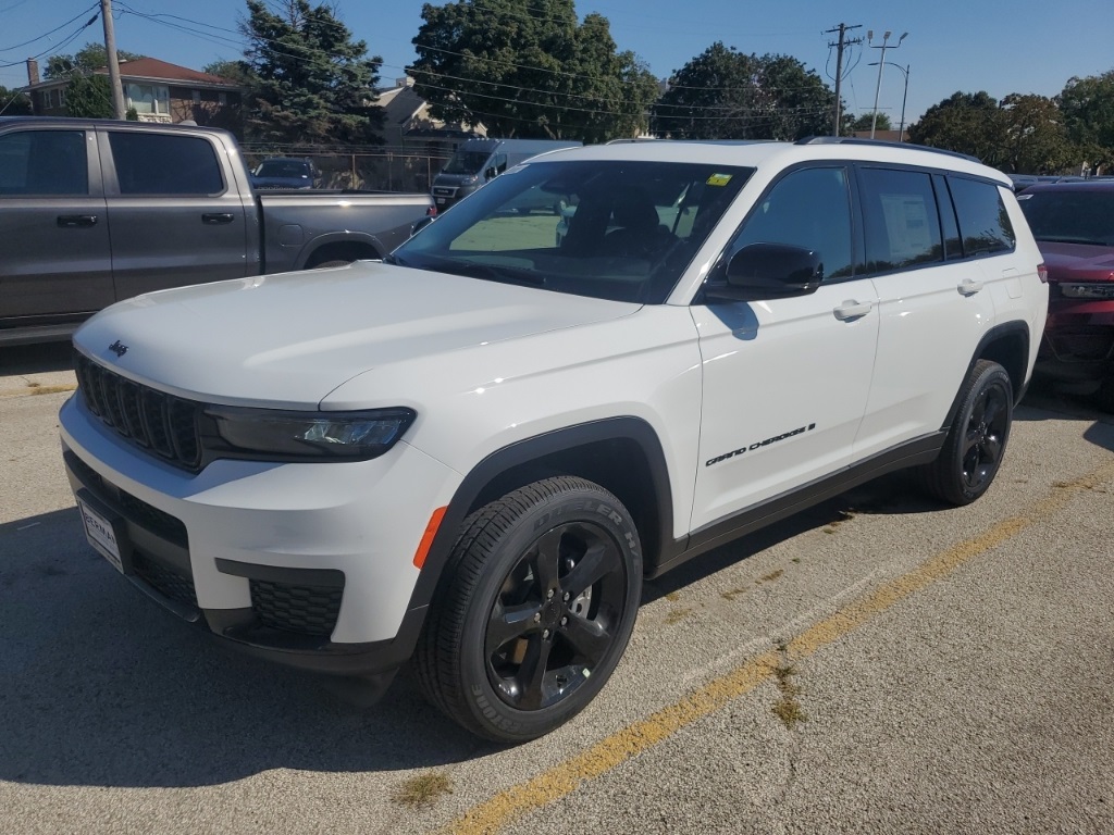2025 Jeep Grand Cherokee Altitude photo 3