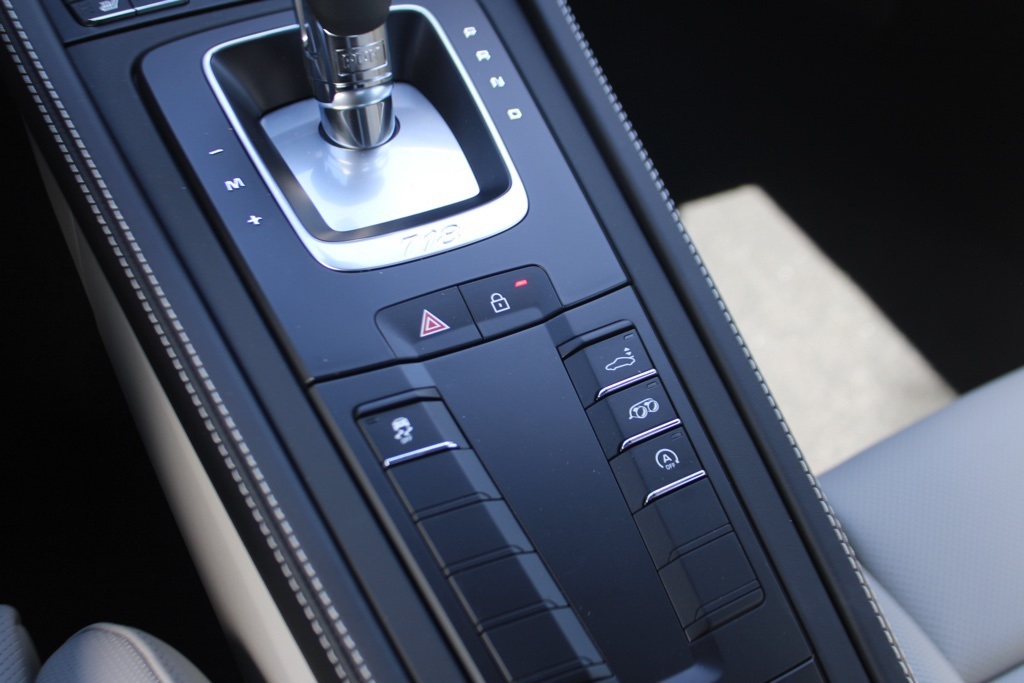 2025 Porsche Cayman photo 25