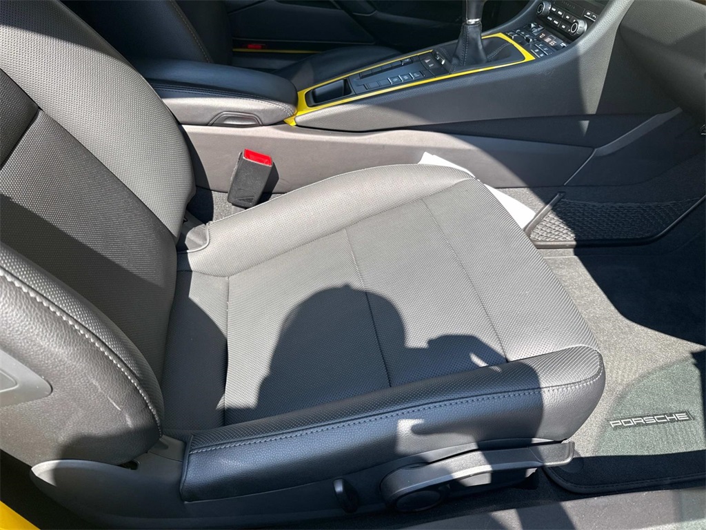 2024 Porsche Cayman S photo 13