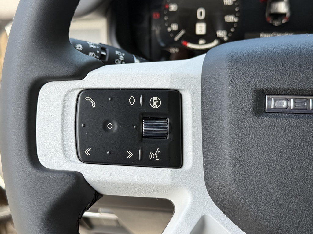 2025 Land Rover Defender 110 S photo 15