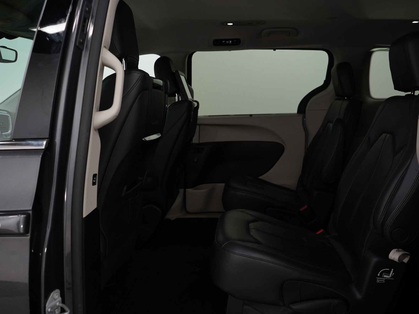2017 Chrysler Pacifica Touring Plus photo 18